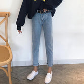 Boyfriend-Jeans aus zerrissenem Denim in Hellblau